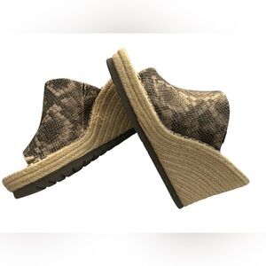 Toms Womens size 9 M Faux Leather snake print wedges mules